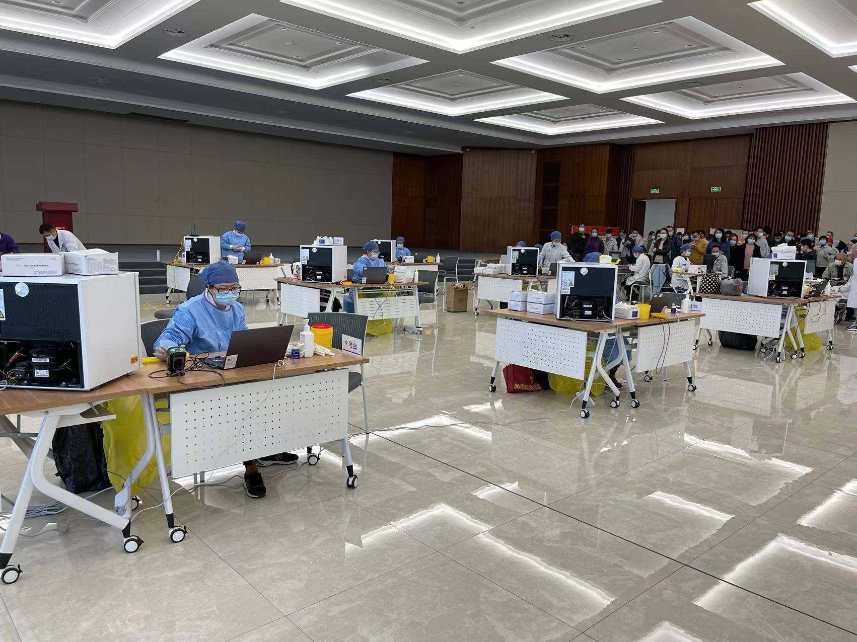 员工集体接种新冠疫苗加强针